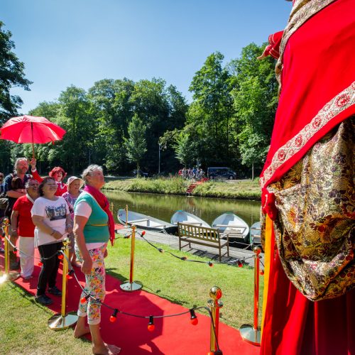 openingsact entree act grande dame rode loper